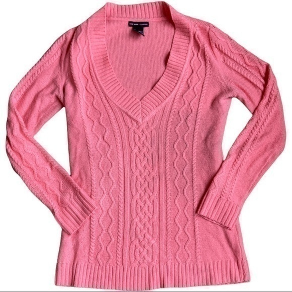 New York & Company size XS, pink sweater soft warm V-Neck, pattern